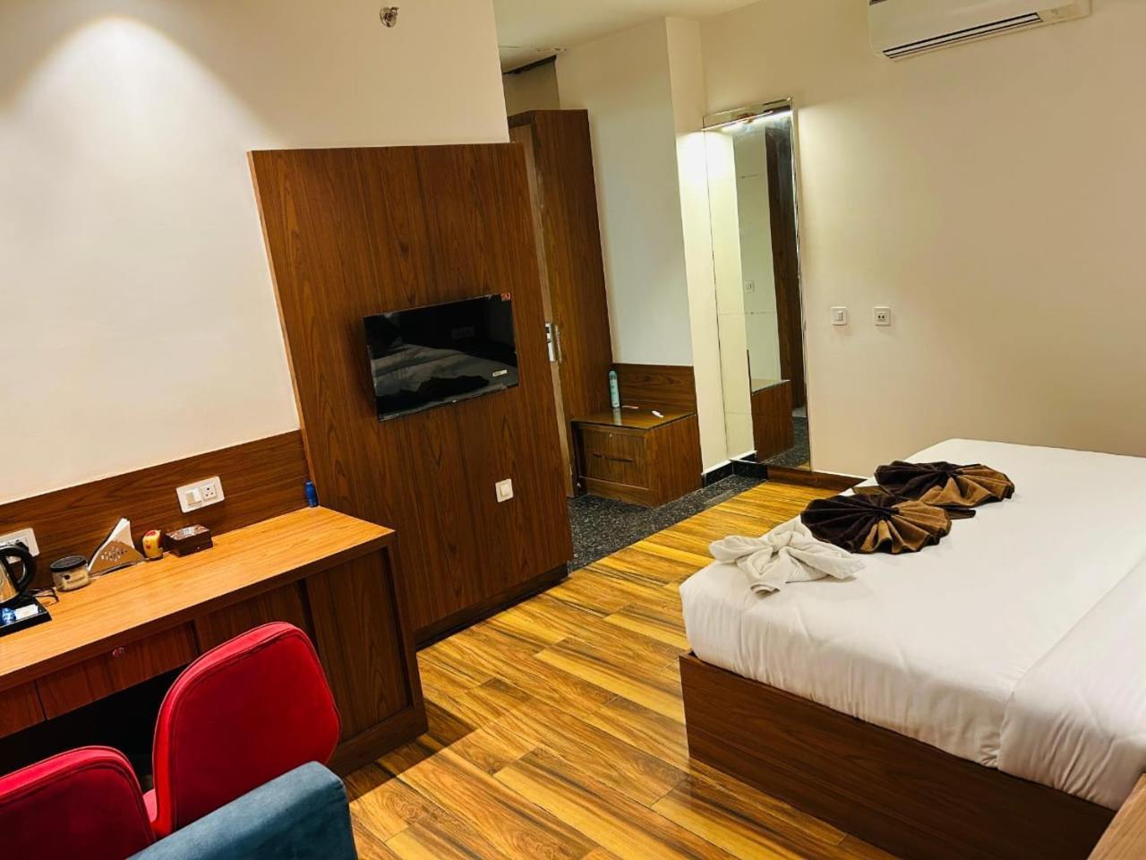 Hotel Swarn Bhoomi 坎普尔 外观 照片